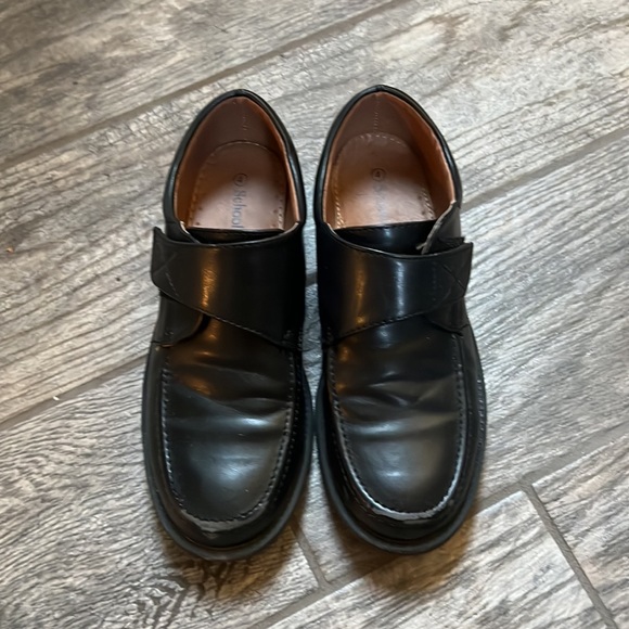 Boys Black Velcro Dress Shoes Size 4 - Picture 2 of 8
